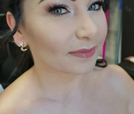 Makijaż wieczorowy Bielsko-Biała — Katarzyna, romantyczny makijaż z rozświetlonym podkładem i różowymi ustami, Makeup by Ola